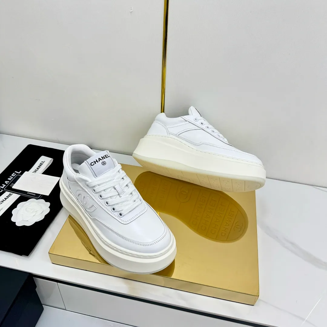 👟👟Ex-factory price 600👟👟 Upgraded version, upgraded version, upgraded version! No rebuttal accepted! ! ! ! Chanel Chanel panda shoes! 2025 counter's top casual sports shoes. This classic design; the upper is electro-embroidered with a variety of techniques; the outsole is fashionable and sporty; the unusual inclusion of a variety of color matching elements... The diversified mix and match is very good-looking and versatile, and can be used for leisure, fashion, sports, and outdoor... ꫛꫀꪝ Go➫ Materials: ❶Upper made of: original imported first-layer silk cowhide + original waterproof cloth + original first-layer cowhide ❷Inner lining: Original Yangli+Net ❸Outsole based on: Original TPU combination outsole Counter boutique packaging complete set for women 35–41 👉 👉 👉 👉 👉